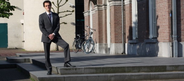 Hans van Daalen op het bordes van het raadshuis.JPG