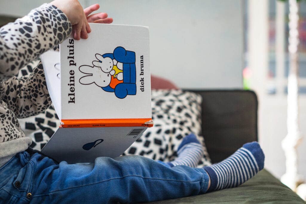 Foto van kind die Nijntje boek vasthoudt