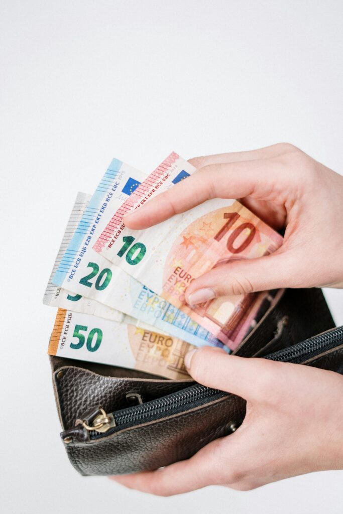 Foto van portomonee met geld