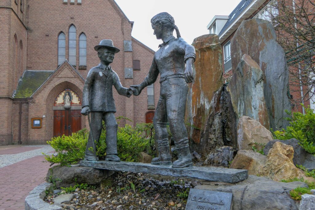 Foto van kunstwerk bij de Catharinakerk in Barneveld